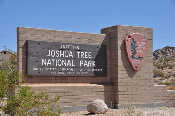 Entrando no Joshua Tree National Park, região de Pioneertown, na Califórnia - Estados Unidos